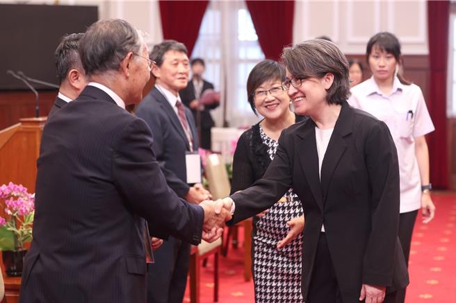 副总统萧美琴31日接见「日本中华联合总会回国致敬团」。  (总统府提供)