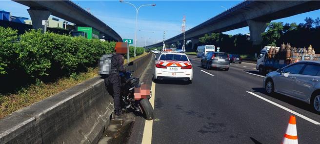 55岁梁姓男子今天骑乘大型重型机车在国道1号南向43公里擦撞内侧护栏自摔。经检伤左手、左脚部多处擦挫伤，没有生命危险，轻伤未就医。警方将依道路交通管理处罚条例开罚，并吊扣牌照6个月。（翻摄照片）