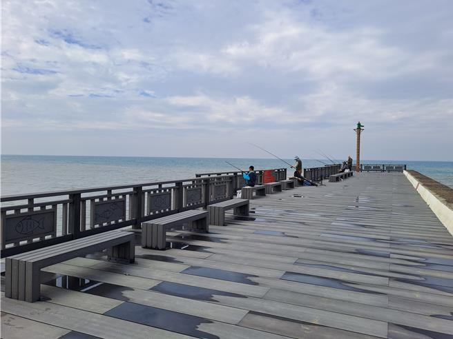 通霄镇新埔渔港钓鱼平台8月1日起封闭暂停垂钓。（海洋保育署提供／李京升苗栗传真）