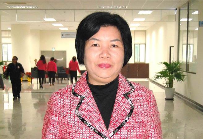 南投县议员吴瑞芳被控诈领助理费512万余元，一审审酌她犯后缴回不法所得，议员任内贡献地方，酌予减刑，依贪污罪判4年6月；二审改判3年10月、褫夺公权4年；台中高分院更一审31日宣判，改判2年徒刑、缓刑5年、公益捐150万元。（本报资料照片／陈淑芬台中传真）