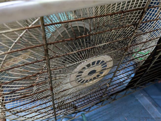 台北市卫生局现场查有风扇外框脏污不洁。（台北市卫生局提供／刘玮晴台北传真）