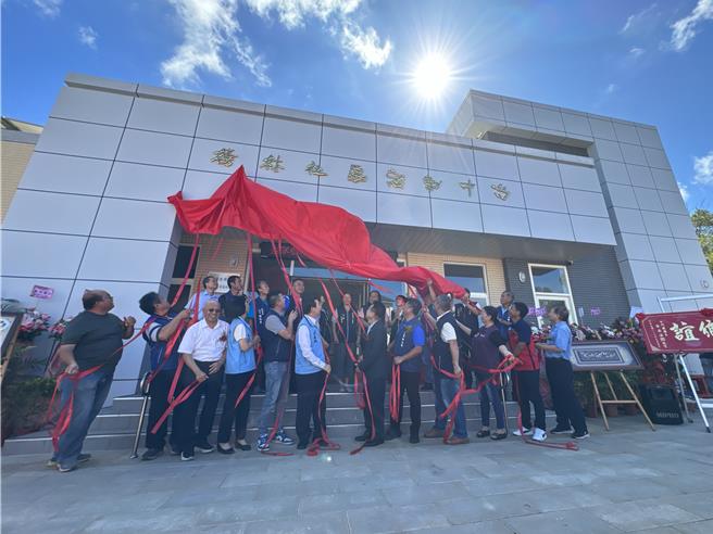 金门县金寧乡榜林社区活动中心今日上午隆重举行落成启用典礼，未来能成为提供优质服务的场地，也是乡亲们休閒的好所在。（于家麒摄）