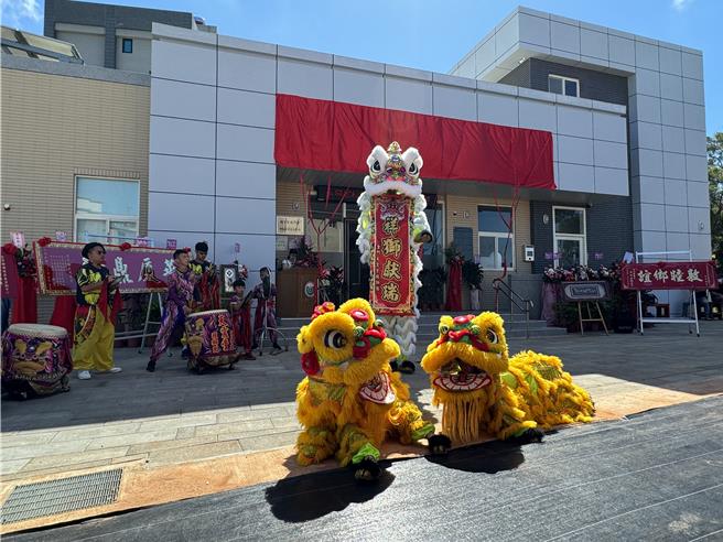 金门榜林社区新建活动中心揭牌启用典礼今日上午9时展开，在金门天震堂醒狮团表演的「祥狮献瑞」祝贺下揭开序幕。（于家麒摄）