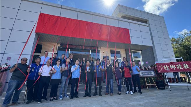 金门榜林社区新建活动中心启用典礼，由县长陈福海（前排中）、议长洪允典（前排右六）、议员许玉昭（前排右三）、李养生（前排左三）、金寧乡长杨忠俊（前排右五）、金寧乡代表会主席黄文欣（前排右四）、榜林社区发展协会理事长杨龙传（前排右二）等人共同揭牌。（于家麒摄）