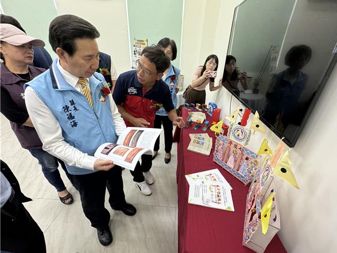 金门县长陈福海（左前）等与会贵宾参观榜林社区新建活动中心，社区发展协会理事长杨龙传（中）详尽介绍各项特色设施与服务。（于家麒摄）