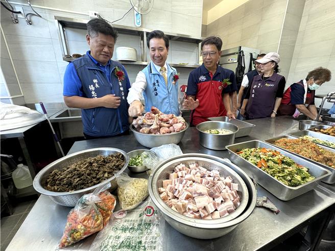 金门县长陈福海（左二）参观榜林社区新建活动中心共餐厨房，对于共餐环境、设施与菜色均讚不绝口。（于家麒摄）