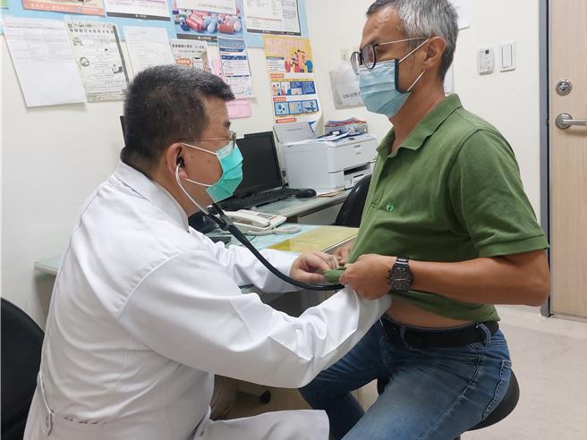 光田综合医院心臟内科医师吴星辉（左）建议患者杨先生（右）定期检查心血管健康。（陈淑娥摄）