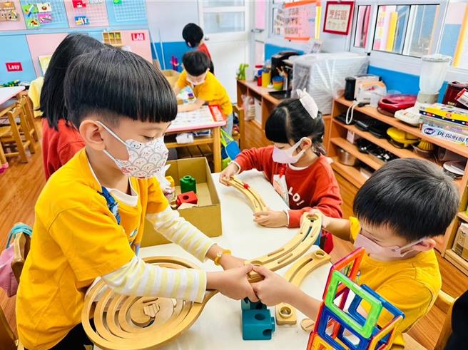 公立幼兒園開辦延長照顧服務，深受育兒家庭肯定。（教育部提供）