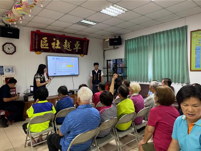 芦竹分局重视与地方民眾沟通互动，日前由外社派出所与大竹派出所先后在外社社区发展协会及上兴里民活动中心举办社区治安会议。（芦竹警分局提供）