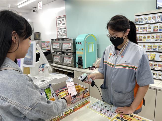 金門縣路邊停車費即起已可在全國的全家便利商店或7-11統一超商用現金繳費。（圖／金門縣政府提供）