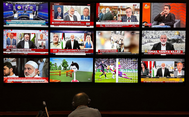 巴勒斯坦武装组织「哈玛斯」（Hamas）31日透过声明证实，领袖哈尼雅（Ismail Haniyeh）遇刺身亡，图为媒体纷纷报导他的死讯。（路透）