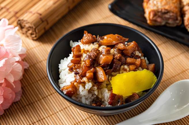 北市滷肉饭老店龙凰号，是原建成圆环周边相当知名的店家之一。（翻摄官网）