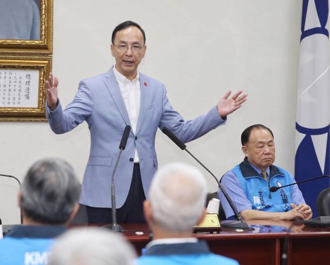 中国国民党退伍军人委员会31日召开成立大会，党主席朱立伦出席致词，肯定退伍军人对国家社会的贡献。右为主委陈永康。（王英豪摄）