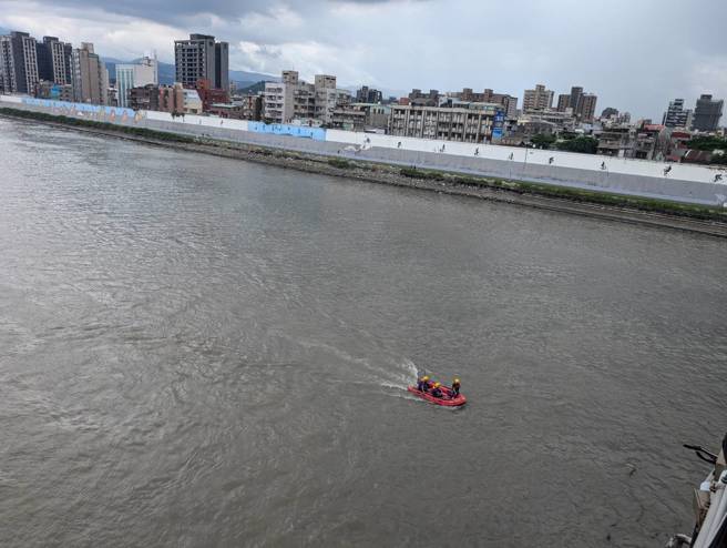 北市台北桥31日中午惊传男子落水意外。（叶庭欣／翻摄）
