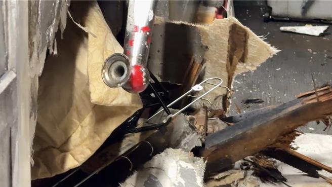 日方派员登检，渔船在过程中遭到碰撞，造成左侧船身受损，需要一笔庞大的修復费用。（民眾提供／吴佩蓉宜兰传真）