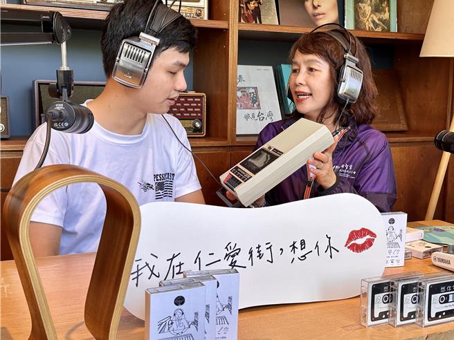 田智宣基金会经营的公益场域「想你电台」台长张美慧（右）与周边15间商店推折扣方案，可到店台录制「卡带」，送折扣消费，重温旧梦。（王志伟摄）