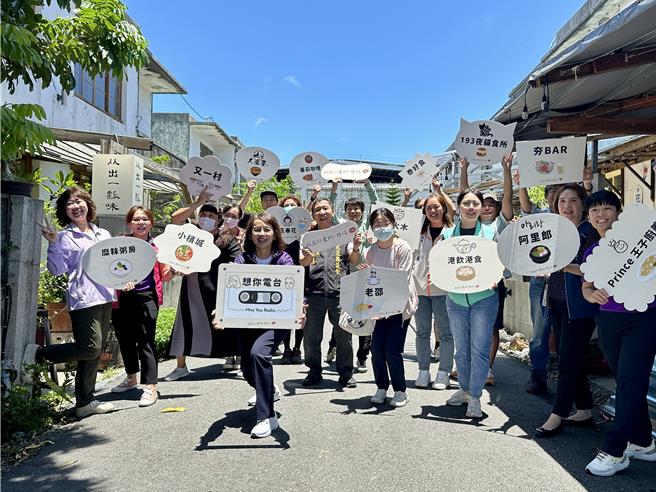 想你电台、又一村文创与周边共15间店家业者今天聚集行销，提振小区域商业活力。（王志伟摄）