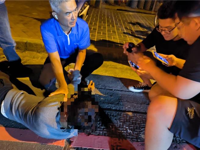 宋姓車手面交時遭大批警力制伏。（警方提供）
