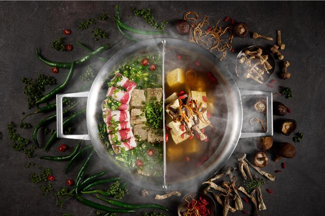 青花驕主推「驕香松露菌菇鍋」、「青麻椒肥牛鍋」，滿足不同味蕾喜好的爸爸們。（王品集團提供／朱世凱台北傳真）