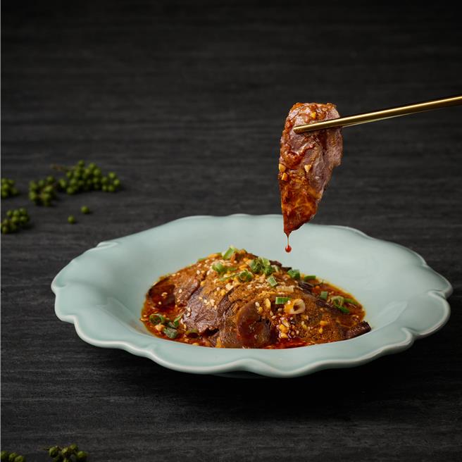 青花驕新品「青花椒麻口水牛」，以板腱牛肉搭特製川味辣醬，298元。（王品集團提供／朱世凱台北傳真）