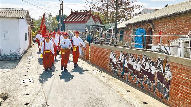 台南市后壁区顶长社区推广百年「粨面宋江阵」文化，推出导览培训课。（张美雪提供／张毓翎台南传真）