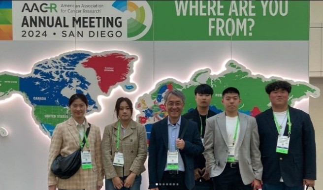 同學將所學的生物專業知識利用AI介面引導機器學習來進行細胞組織辨識，讓影像辨識更精準，在學習上更能將學理與應用結合。(照片/東海大學提供)