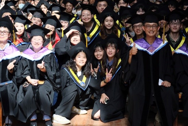 透過AI應用教學，學生不僅提高學習興趣與效率，表現也更傑出，今年東海生醫學生率取天普、台大、陽明研究所人數創新高。(照片/東海大學提供)