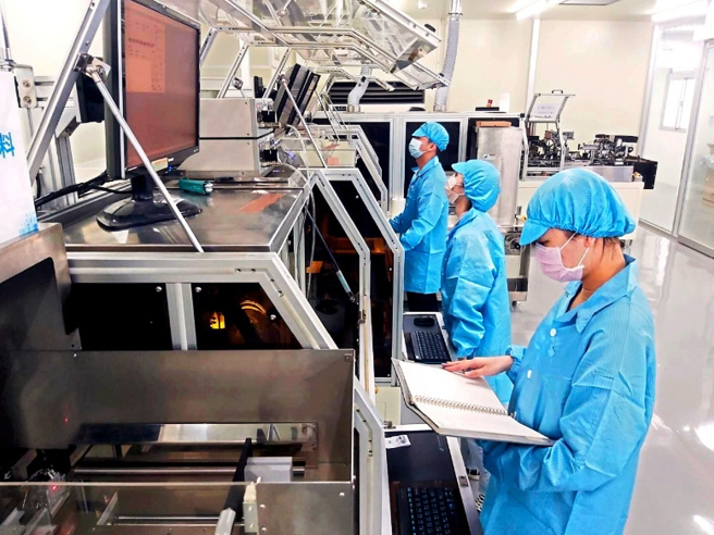 龍華科大擁有3座教育部億元級類產線實作基地，學子實作機會多。(照片/龍華科大提供)