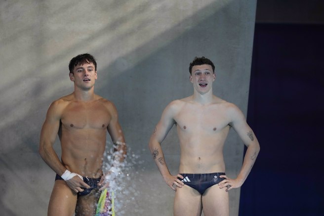 巴黎奥运，英国跳水王子戴利（Tom Daley）与搭檔威廉斯（Noah Williams）抢下男子双人10公尺跳台银牌。 (图/美联社)