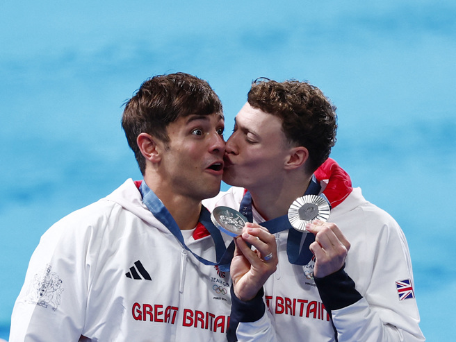 巴黎奥运，英国跳水王子戴利（Tom Daley）与搭檔威廉斯（Noah Williams）抢下男子双人10公尺跳台银牌。(图/路透)