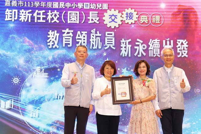 嘉義市長黃敏惠期勉吳鳳幼兒園新任園長羅玉菱。（廖素慧攝）