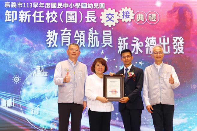 嘉義市長黃敏惠期勉新任博愛國小校長廖昭銘。（廖素慧攝）