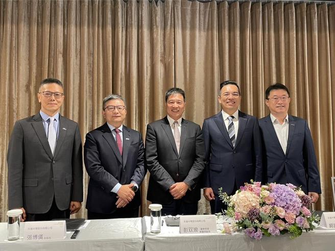 友达举行法说，董事长彭双浪（中）亲自主持。图／袁颢庭