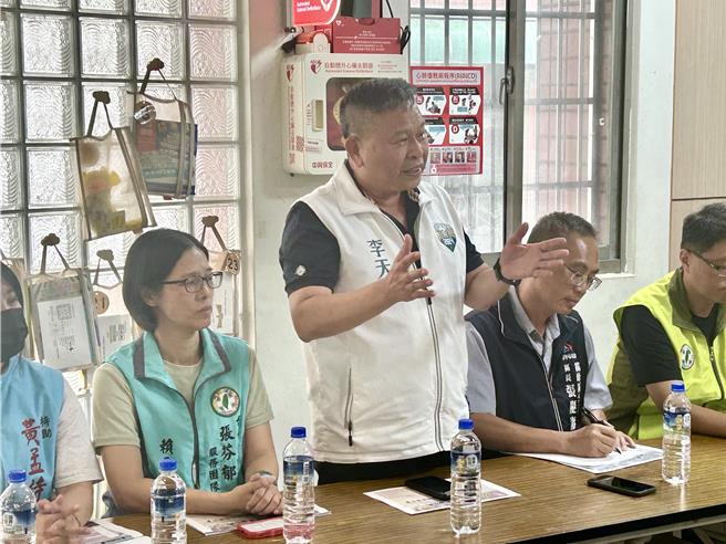 台中市雾峰老街路面破损，採用现代柏油或传统红砖方式修补，引起争议，雾峰区公所昨7月30日针对民权街部分召开说明会。（李天生提供／冯惠宜台中传真）