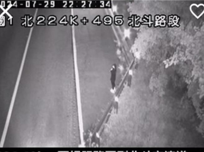 国道１号中山高速公路北上224.5公里29日晚间惊传丢包事件，1名吴姓女子与男友吵架后，遭丢包在国道路肩。（警方提供／孙英哲彰化传真）