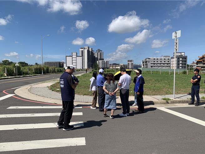 桃园市观音区大功路、学文路口日前发生老夫妇骑车遭撞2死悲剧，该路段无任何交通号志及警告标志。市议员吴进昌自责感嘆年初就办会勘要求增设交通号志或警告标示，桃市府跨局办理会勘，交通局确定增设交通号志。（廖姮玥摄）