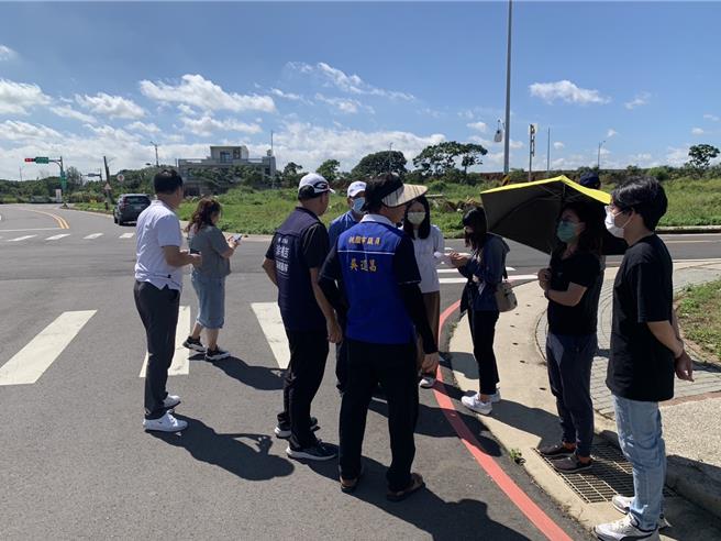 桃园市观音区大功路、学文路口日前发生老夫妇骑车遭撞2死悲剧，该路段无任何交通号志及警告标志。市议员吴进昌自责感嘆年初就办会勘要求增设交通号志或警告标示，桃市府跨局办理会勘，交通局确定增设交通号志。（廖姮玥摄）