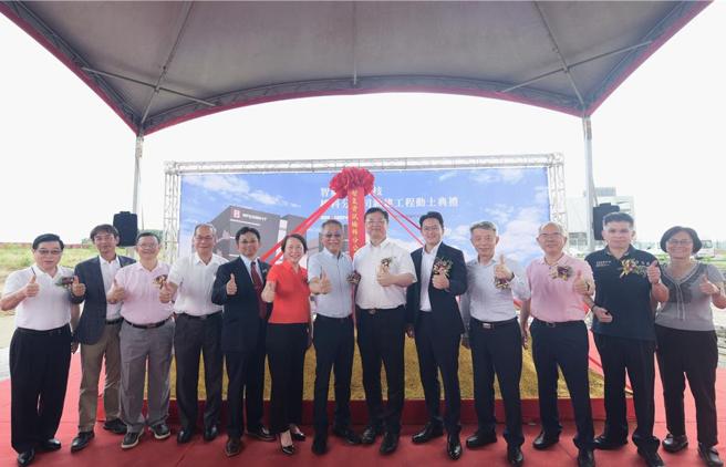 南部科學園區管理局長鄭秀絨（左五起）、智崴資訊董事長歐陽志宏、高雄副市長羅達生、高雄府經發局長廖泰翔等人，31日共同為智崴橋科新廠祈福起鏟之後合影。圖/智崴提供