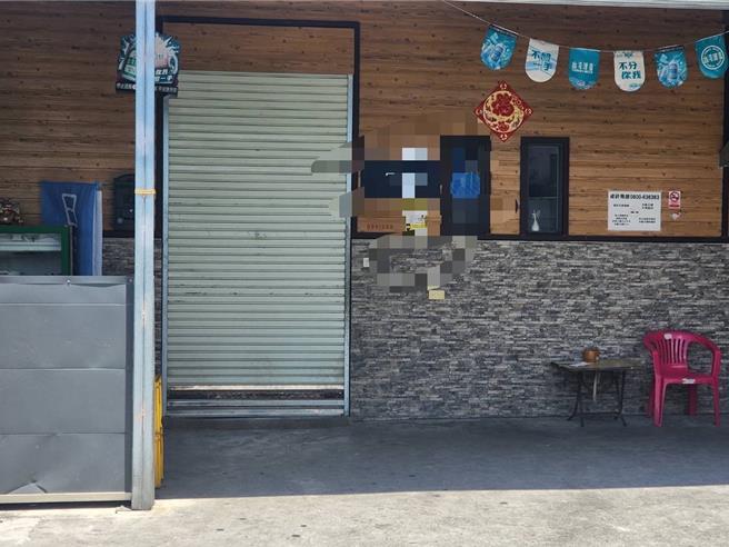 部落这间杂货店今下午铁门深锁。（民眾提供）