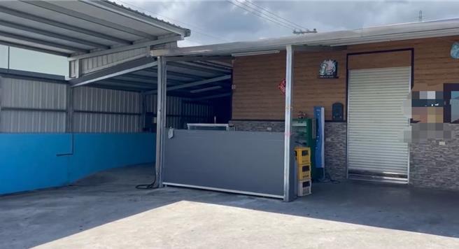 杂货店老板被控对女学生袭胸、摸臀，杂货店今下午铁门深锁。（民眾提供）