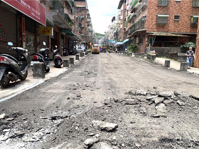 位于基隆市中山区的大庆大城社区内的中和路168长期破损，但产权属私人，政府无法改善。基隆市长谢国梁交办工务处，透过委员会解决公共安全问题的模式介入，全面重新刨铺。（徐佑升摄）