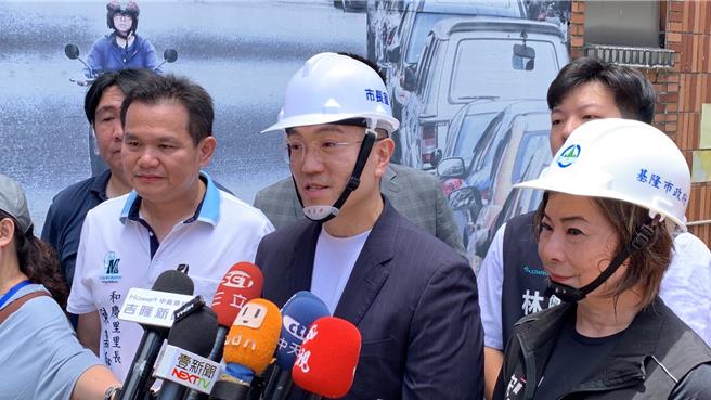 位于基隆市中山区的大庆大城社区内的中和路168长期破损，但产权属私人，政府无法改善。基隆市长谢国梁（中）交办工务处，透过委员会解决公共安全问题的模式介入，全面重新刨铺。（徐佑升摄）