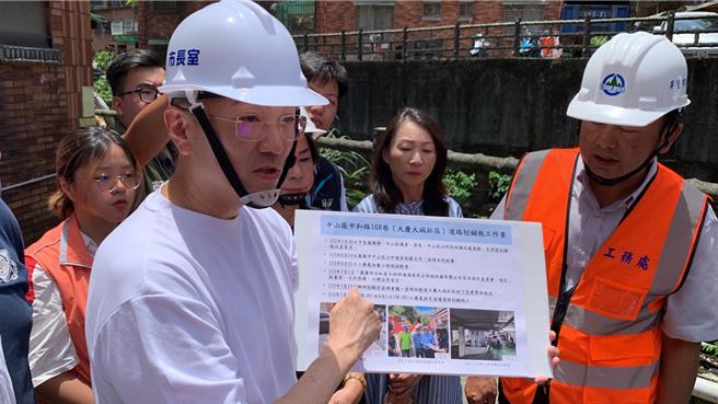 位于基隆市中山区的大庆大城社区内的中和路168长期破损，但产权属私人，政府无法改善。基隆市长谢国梁（左）交办工务处，透过委员会解决公共安全问题的模式介入，全面重新刨铺。（徐佑升摄）