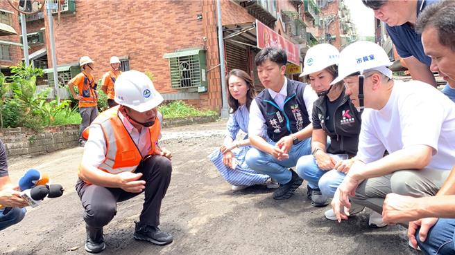 位于基隆市中山区的大庆大城社区内的中和路168长期破损，但产权属私人，政府无法改善。基隆市长谢国梁（右二）交办工务处，透过委员会解决公共安全问题的模式介入，全面重新刨铺。（徐佑升摄）