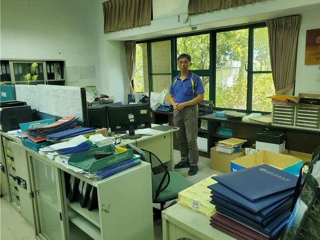 教务处的最后6名职员最后一天还在转学籍，但最要紧的工作是打包。（周丽兰摄）