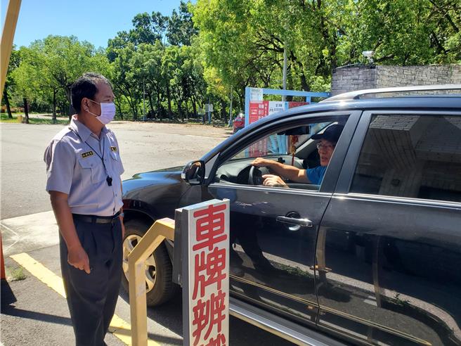 一名系主任（开车者）也到校当最后一日主任。（周丽兰摄）