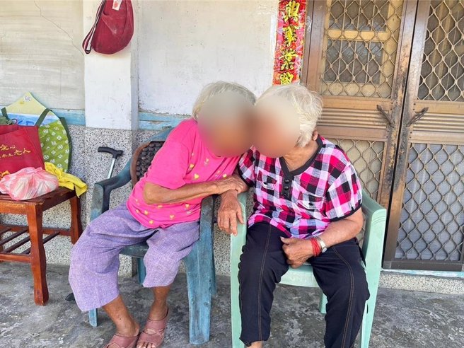 95岁江张美（左）看到81岁张江玉花（右），相当激动开心，不舍得放开妹妹。（华山基金会玉井站提供／宝智华台南传真）