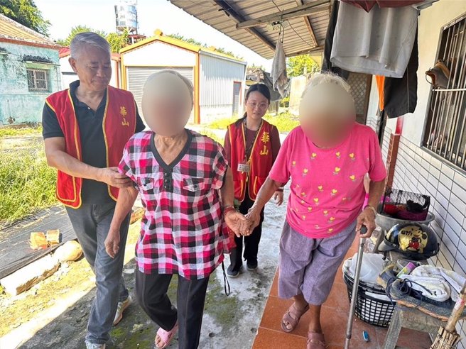 81岁张江玉花（左二）牵着95岁姊姊江张美的手，两人难得相聚，都相当开心。（华山基金会玉井站提供／宝智华台南传真）