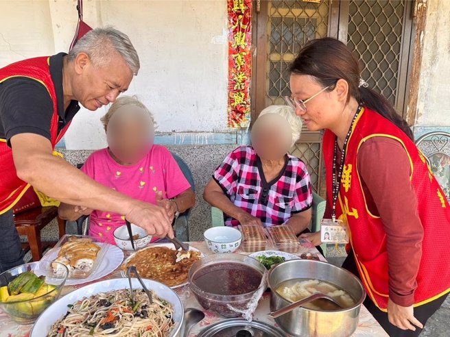 华山基金会玉井站促成高龄姊妹重逢，二老同桌共餐，欣慰不已。（华山基金会玉井站提供／宝智华台南传真）