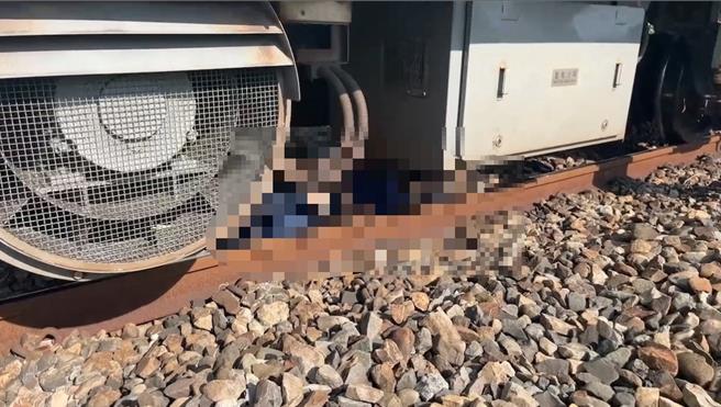 斗南鎮石龜火車站北邊平交道今天下午3點44分發生行人與火車發生碰撞事故，傷者明顯死亡。（民眾提供）